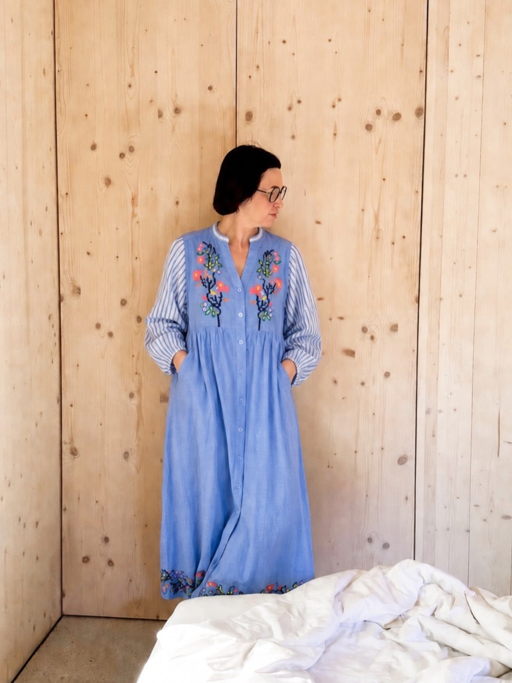 Langes Kleid mit Blumenstickerei