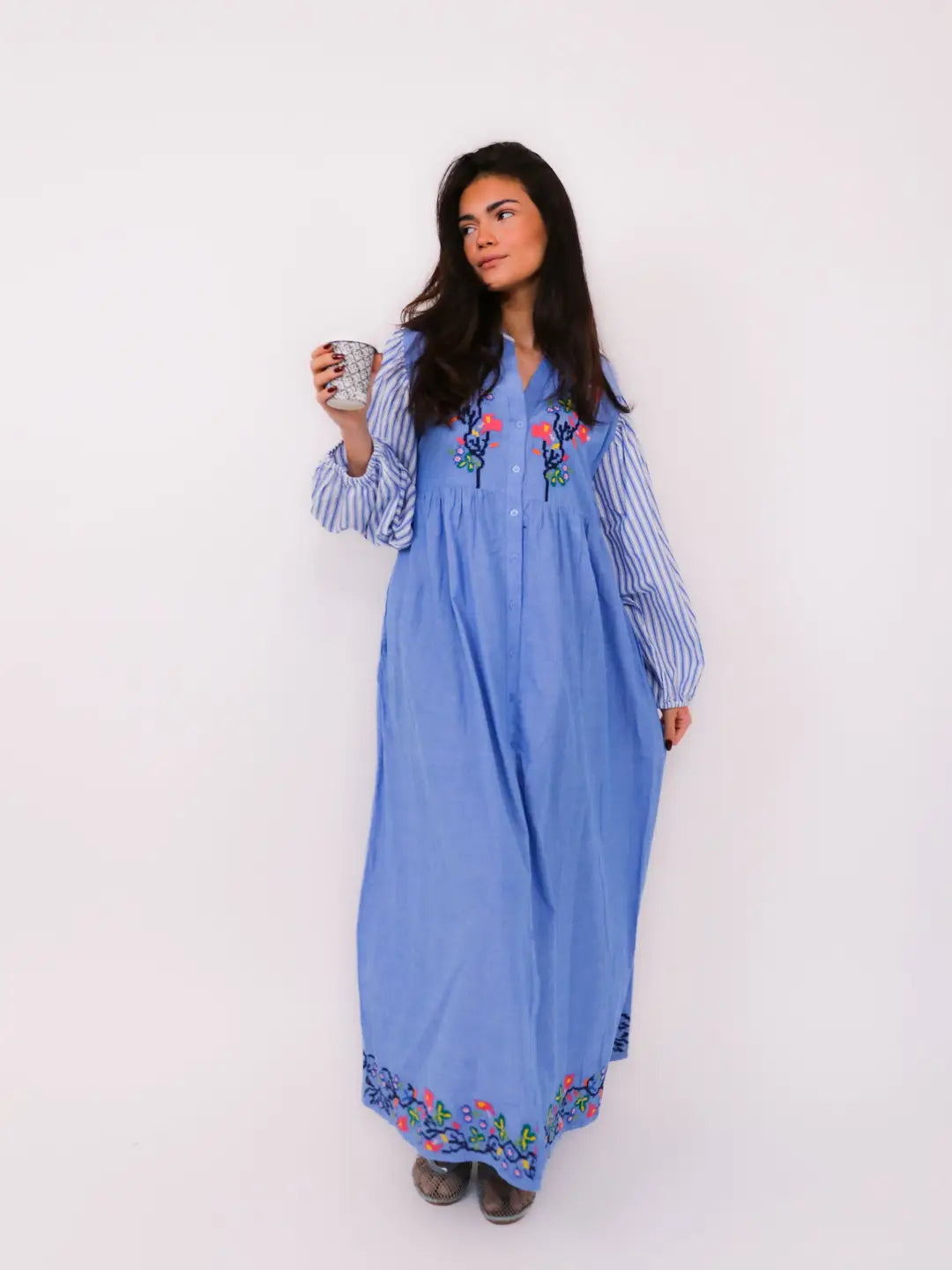Langes Kleid mit Blumenstickerei