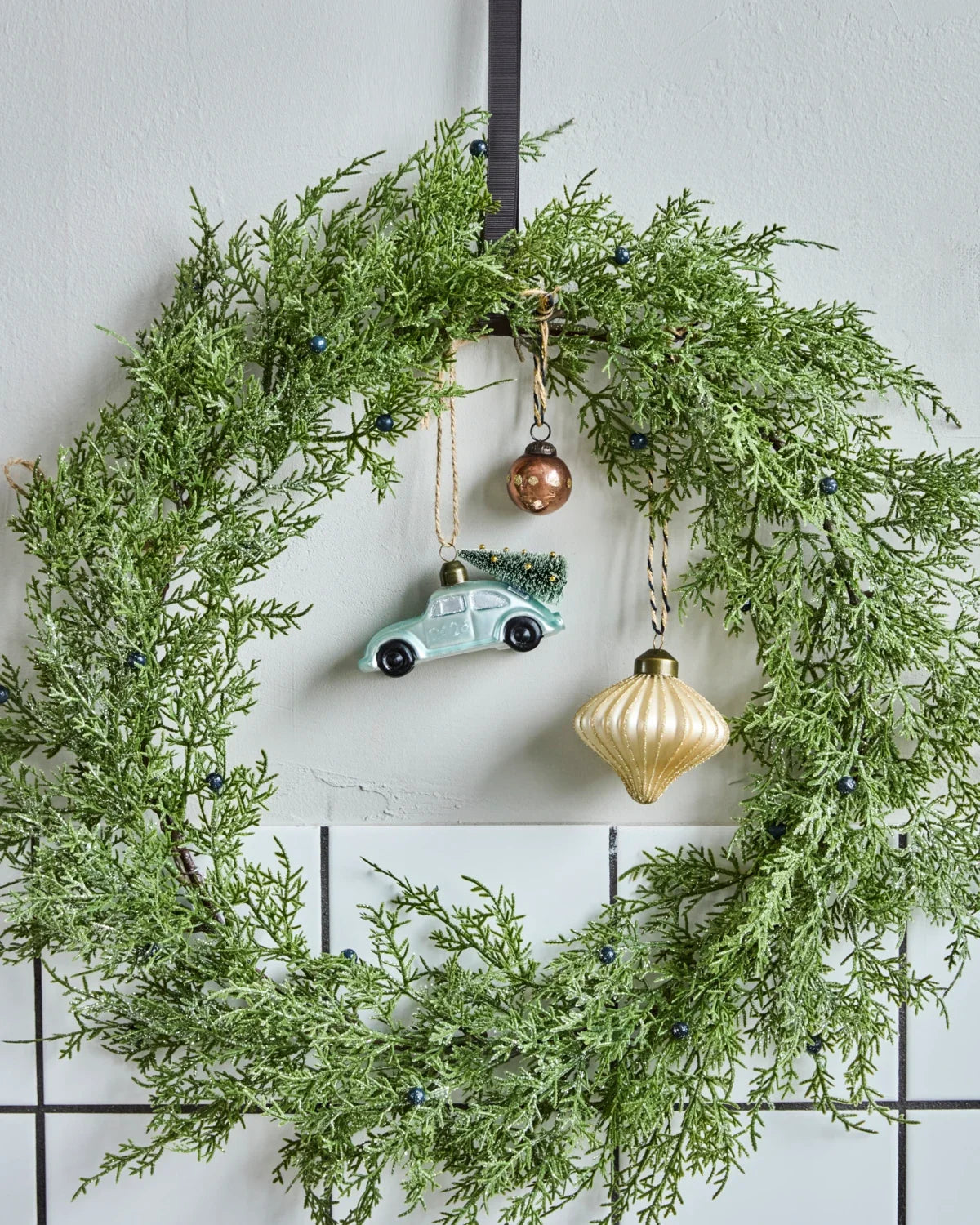 Weihnachtsanhänger aus Glas – Hellblaues Auto mit Tannenbaum