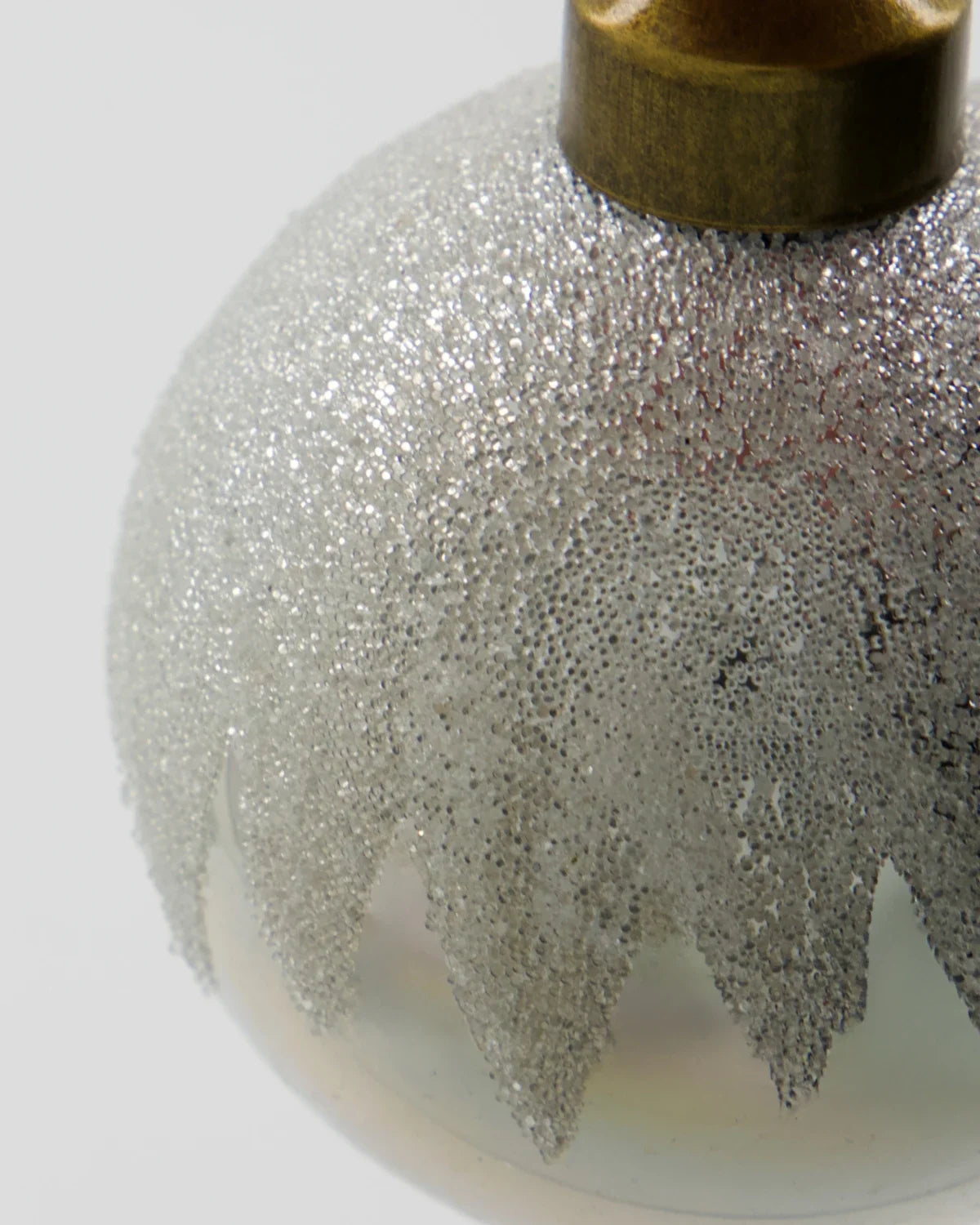 Weihnachtskugel aus Glas Silber mit Glitzerdetails