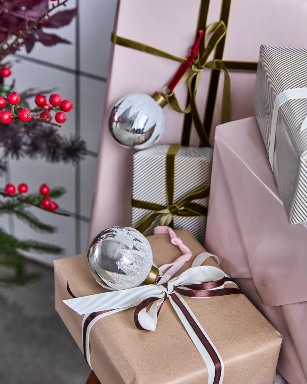 Weihnachtskugel aus Glas Silber mit Glitzerdetails