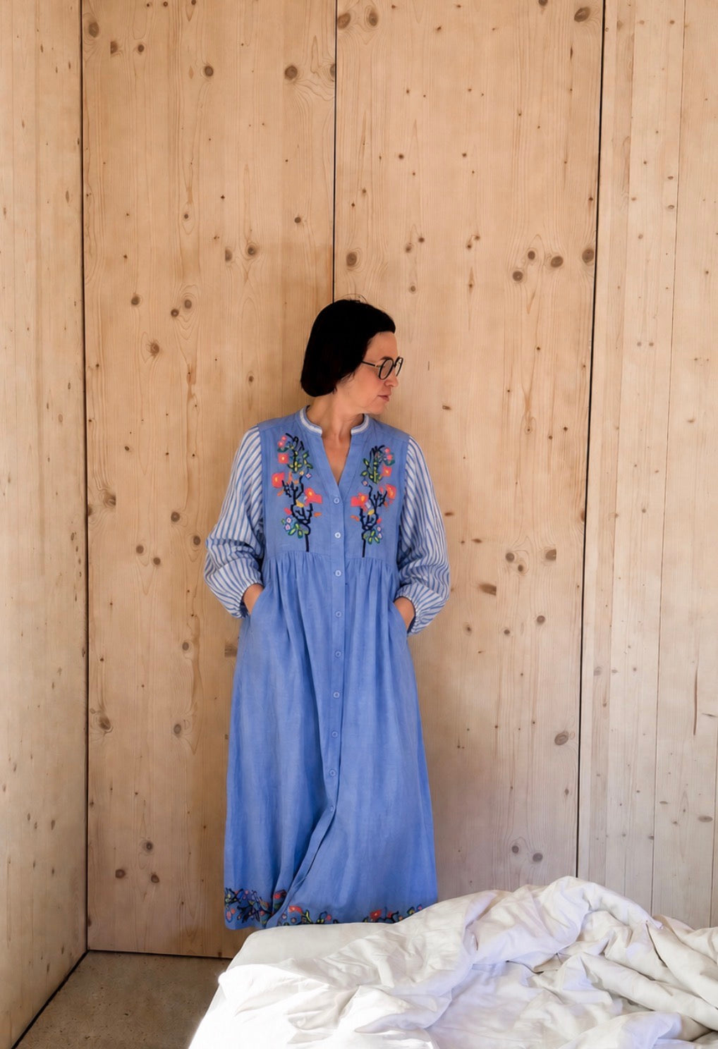 Langes Kleid mit Blumenstickerei