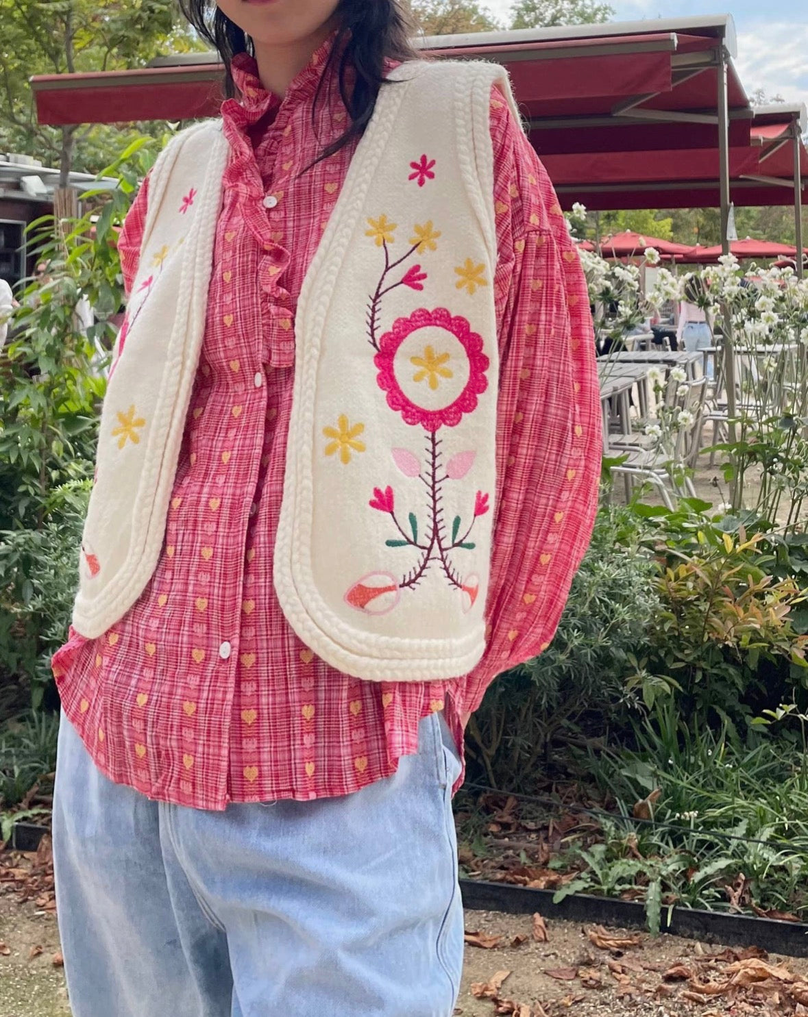 Ärmellose Weste mit Blumenstickerei