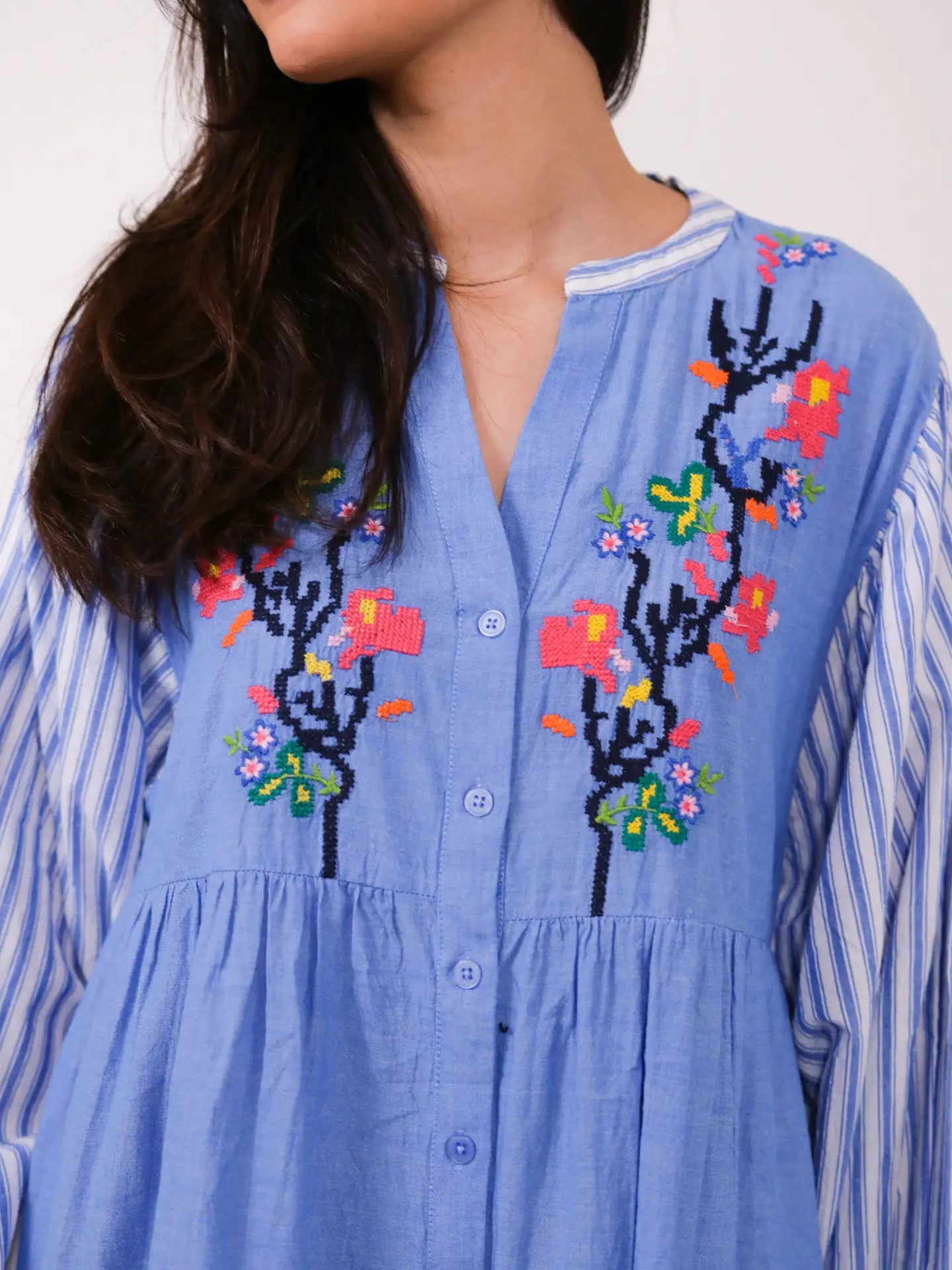 Langes Kleid mit Blumenstickerei