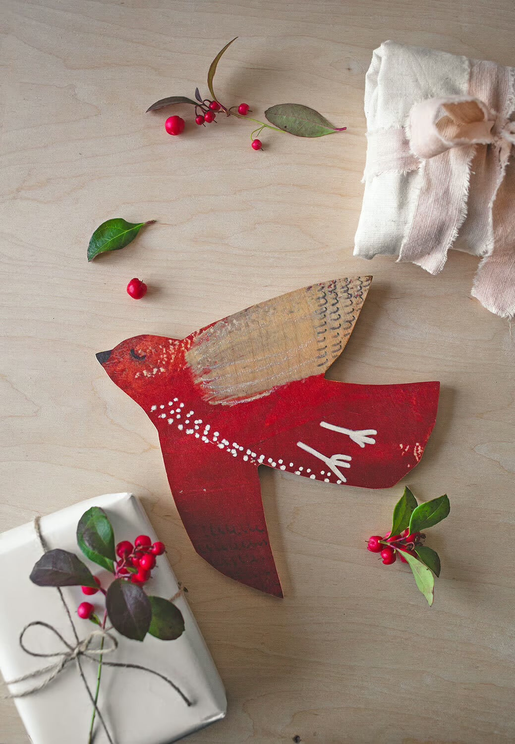 SOULBIRD-WANDSCHMUCK TUULIKKI ROT-NATUR von studio-kaisumari