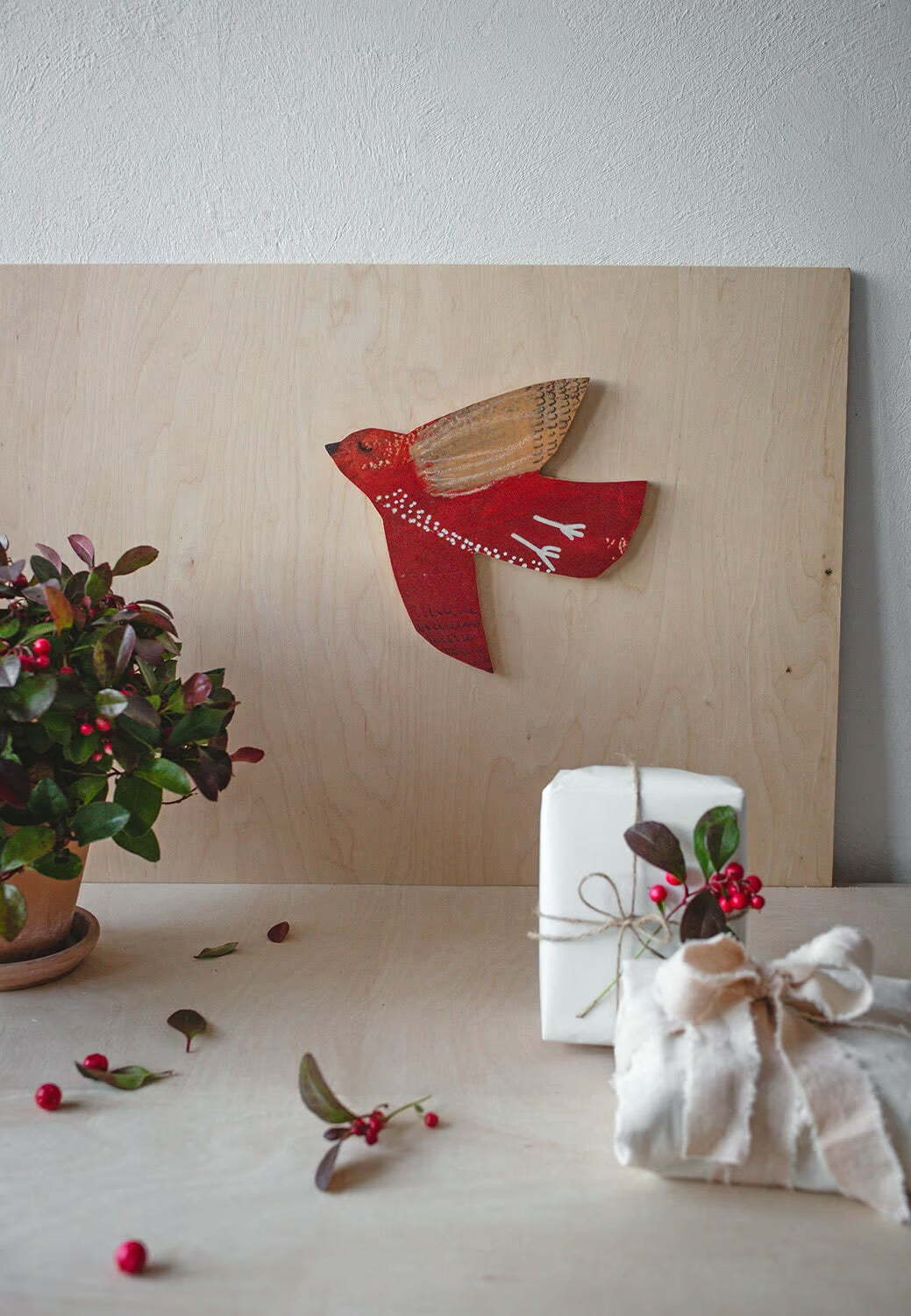 SOULBIRD-WANDSCHMUCK TUULIKKI ROT-NATUR von studio-kaisumari