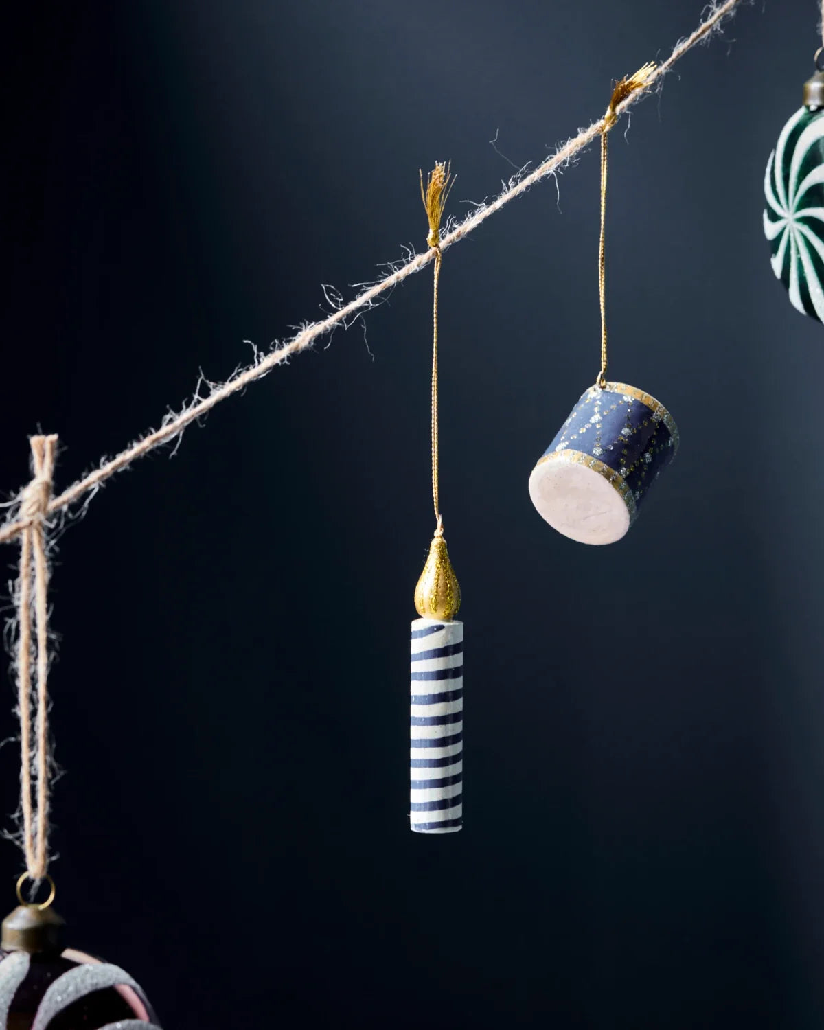Weihnachtsanhänger aus recyceltem Holz in Kerzenform, 3er-Set