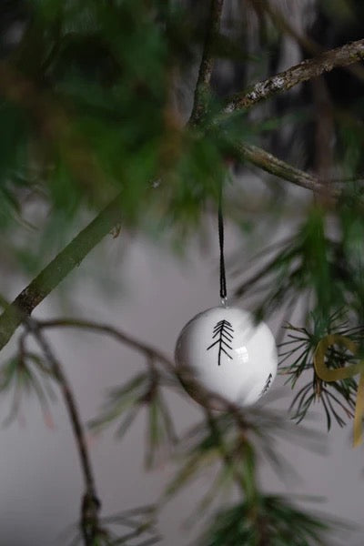 CHRISTBAUMKUGEL AUS PORZELLAN TALL