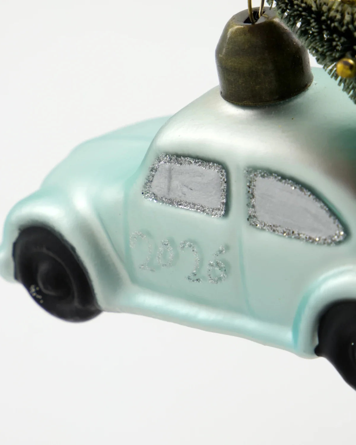 Weihnachtsanhänger aus Glas – Hellblaues Auto mit Tannenbaum