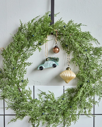 Weihnachtsanhänger aus Glas – Hellblaues Auto mit Tannenbaum