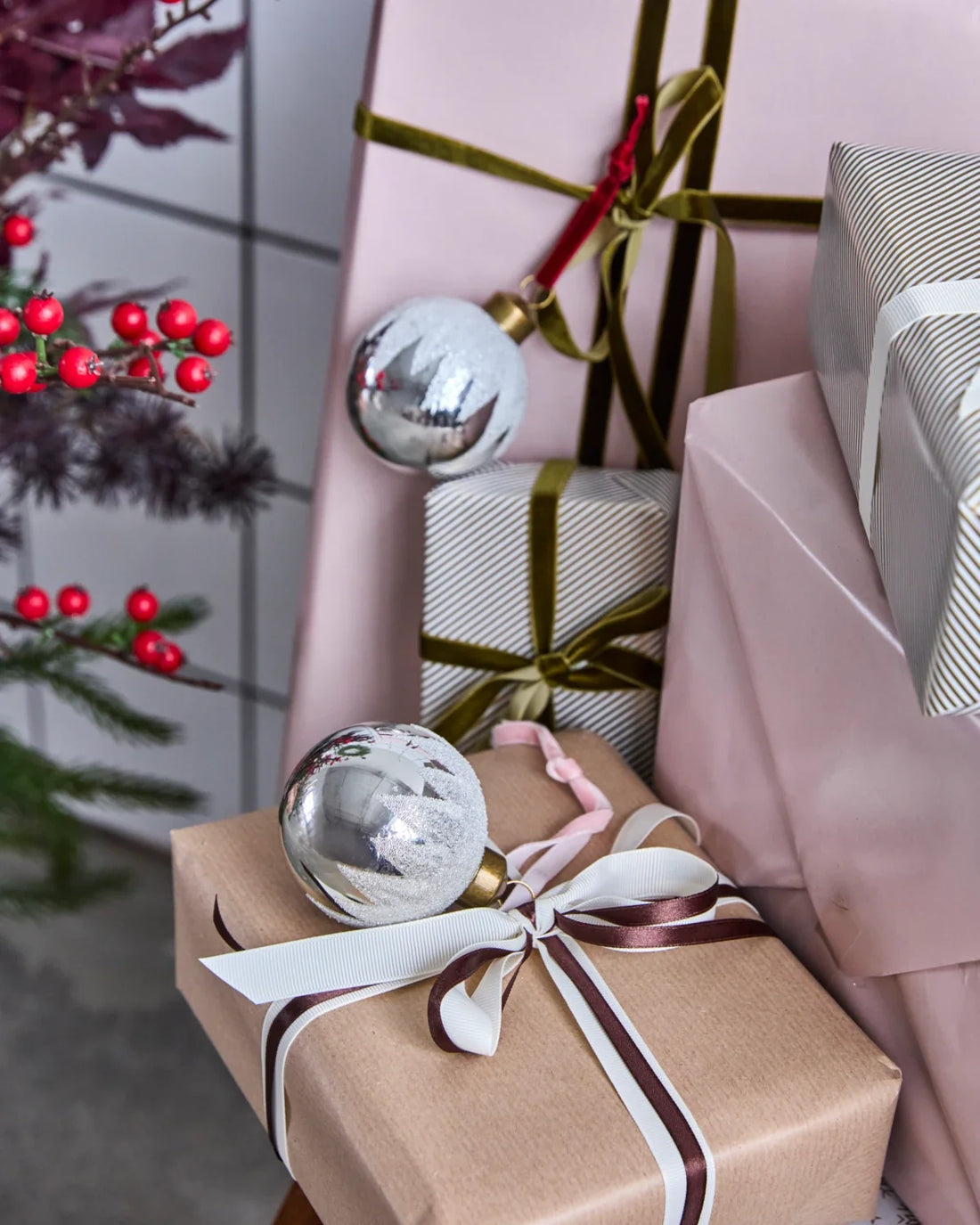 Weihnachtskugel aus Glas Silber mit Glitzerdetails
