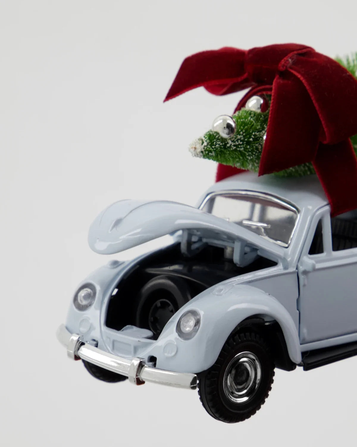 Weihnachtsdeko Auto in Hellblau mit Weihnachtsbaum