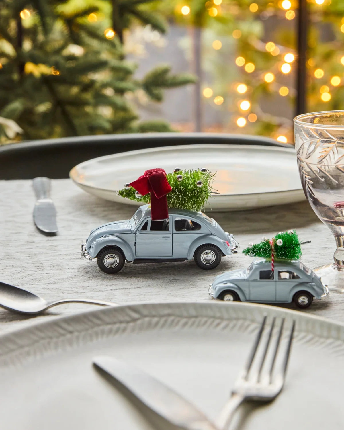 Weihnachtsdeko Auto in Hellblau mit Weihnachtsbaum