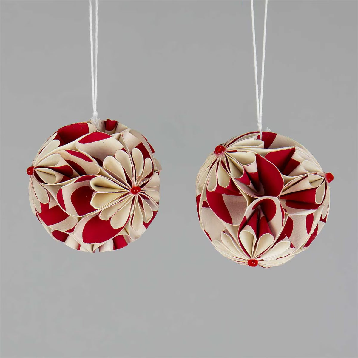 Handgemachter Weihnachtsschmuck im 2er-Set, Weiß/Rot – Fair Trade